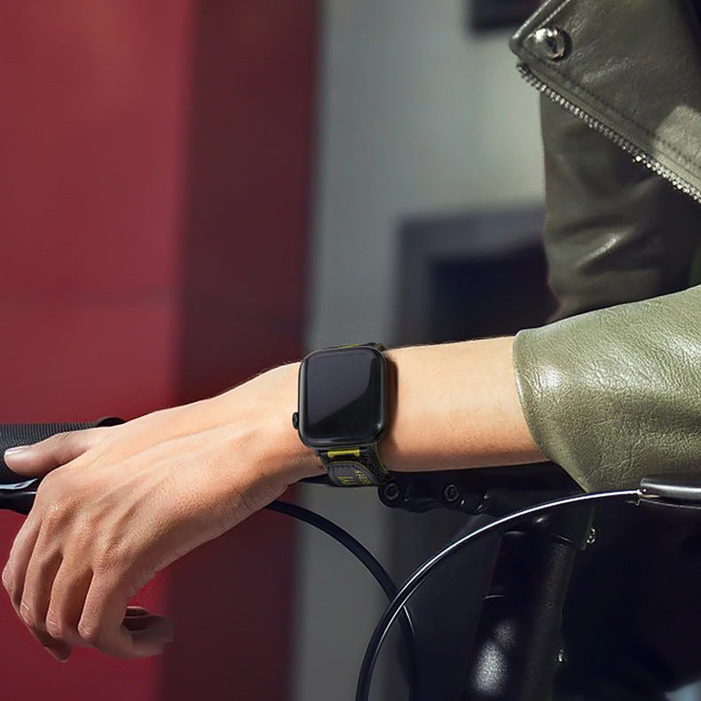 Bracelet Apple Watch nylon toile porté au poignet homme