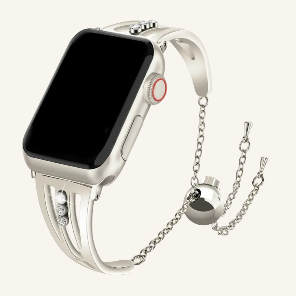 Gros plan sur les strass et maillons acier du bracelet Apple Watch