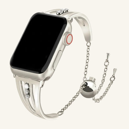 Gros plan sur les strass et maillons acier du bracelet Apple Watch