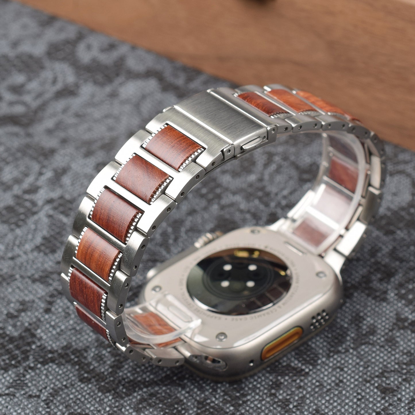 Bracelet Apple Watch bois et acier porté au poignet homme
