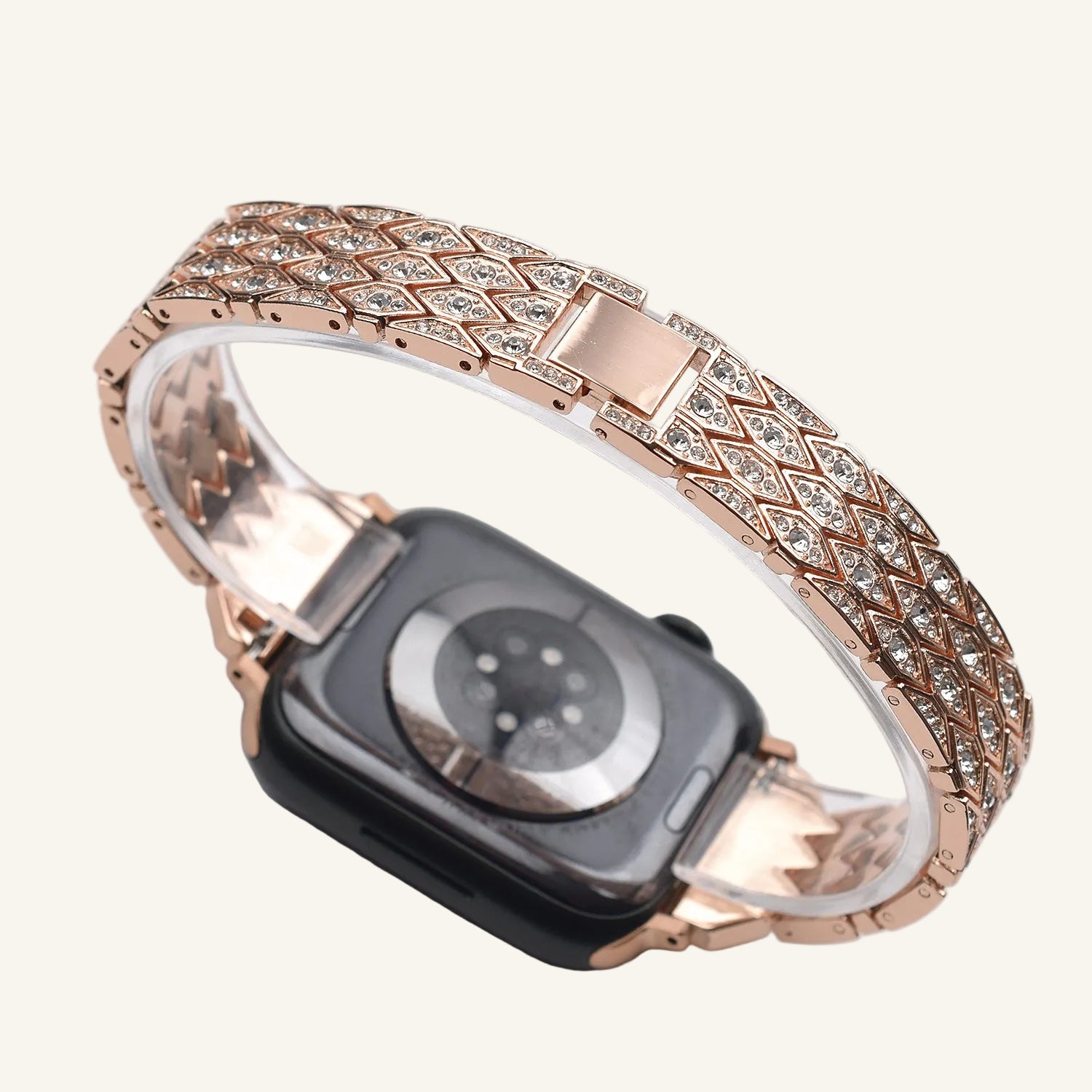 Chaîne fine ornée de strass du bracelet Apple Watch porté au poignet