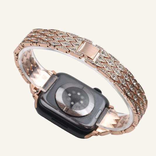 Chaîne fine ornée de strass du bracelet Apple Watch porté au poignet
