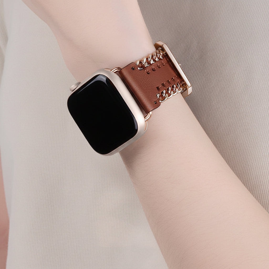 Bracelet Apple Watch cuir et chaîne métallique porté au poignet