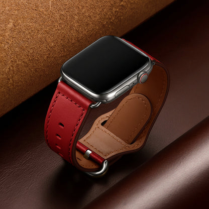 Gros plan sur la finition crazy horse patinée du bracelet Apple Watch cuir