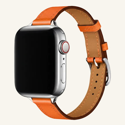 Bracelet Apple Watch cuir double tour porté au poignet femme