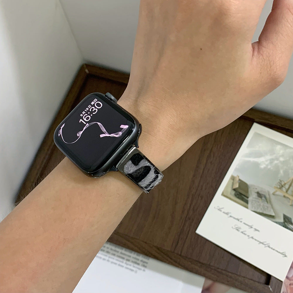 Bracelet Apple Watch cuir léopard porté au poignet