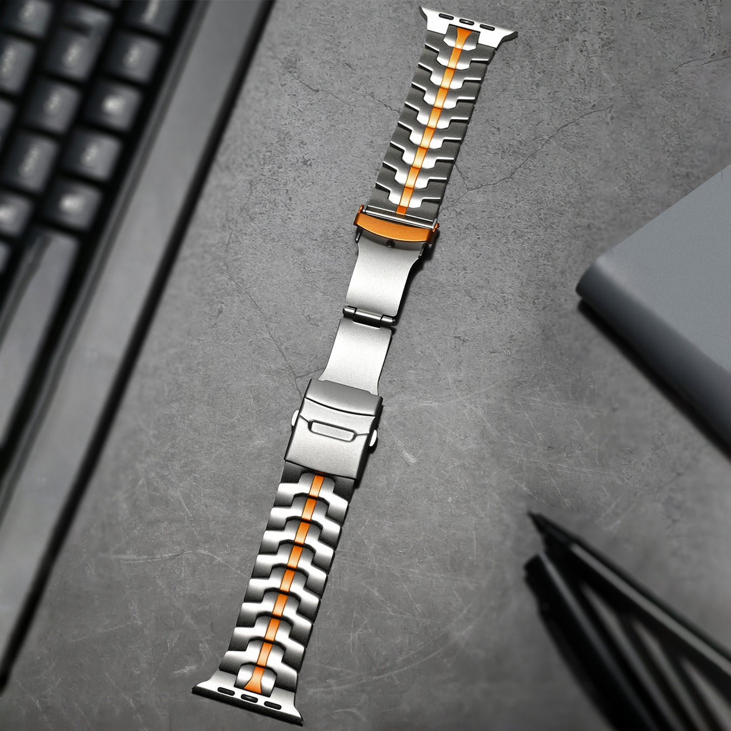 Bracelet Apple Watch Le Colosse porté au poignet