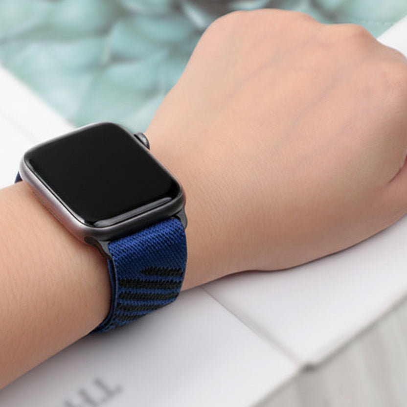 Bracelet Apple Watch nylon rayé porté au poignet