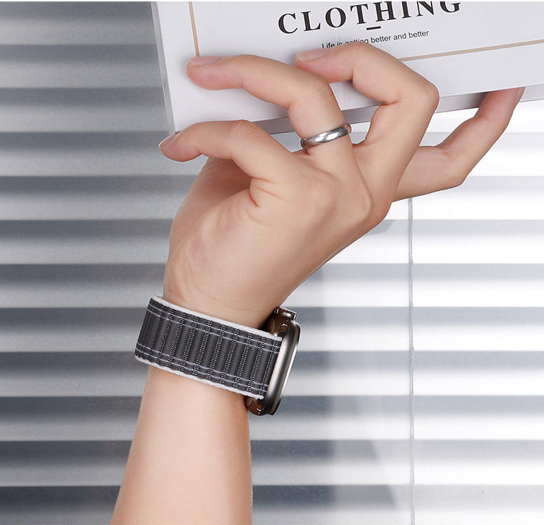 Bracelet Apple Watch nylon trail porté au poignet