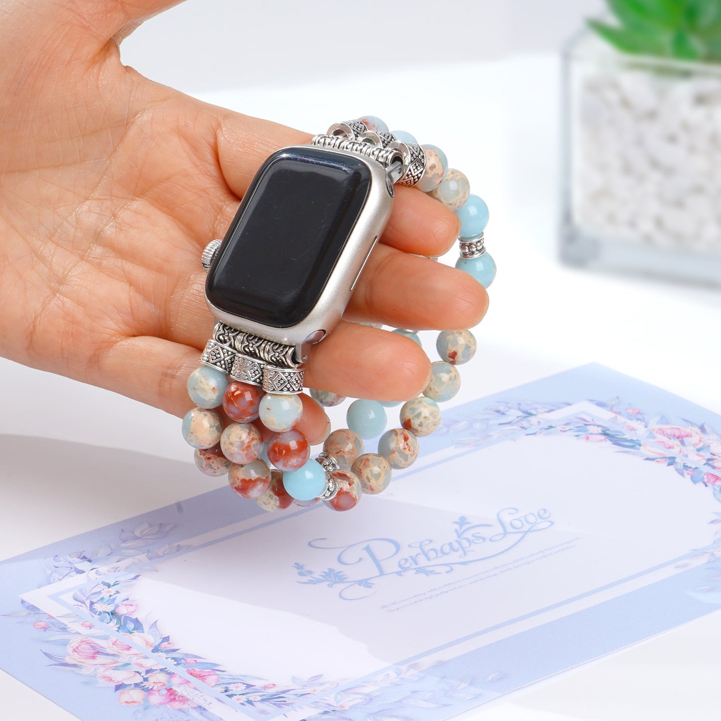 Gros plan sur les perles de pierre naturelle du bracelet Apple Watch