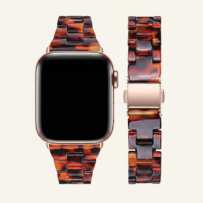 Bracelet Apple Watch résine fine porté au poignet femme