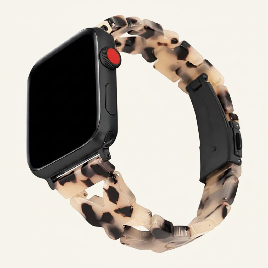 Bracelet Apple Watch résine papillon porté au poignet femme