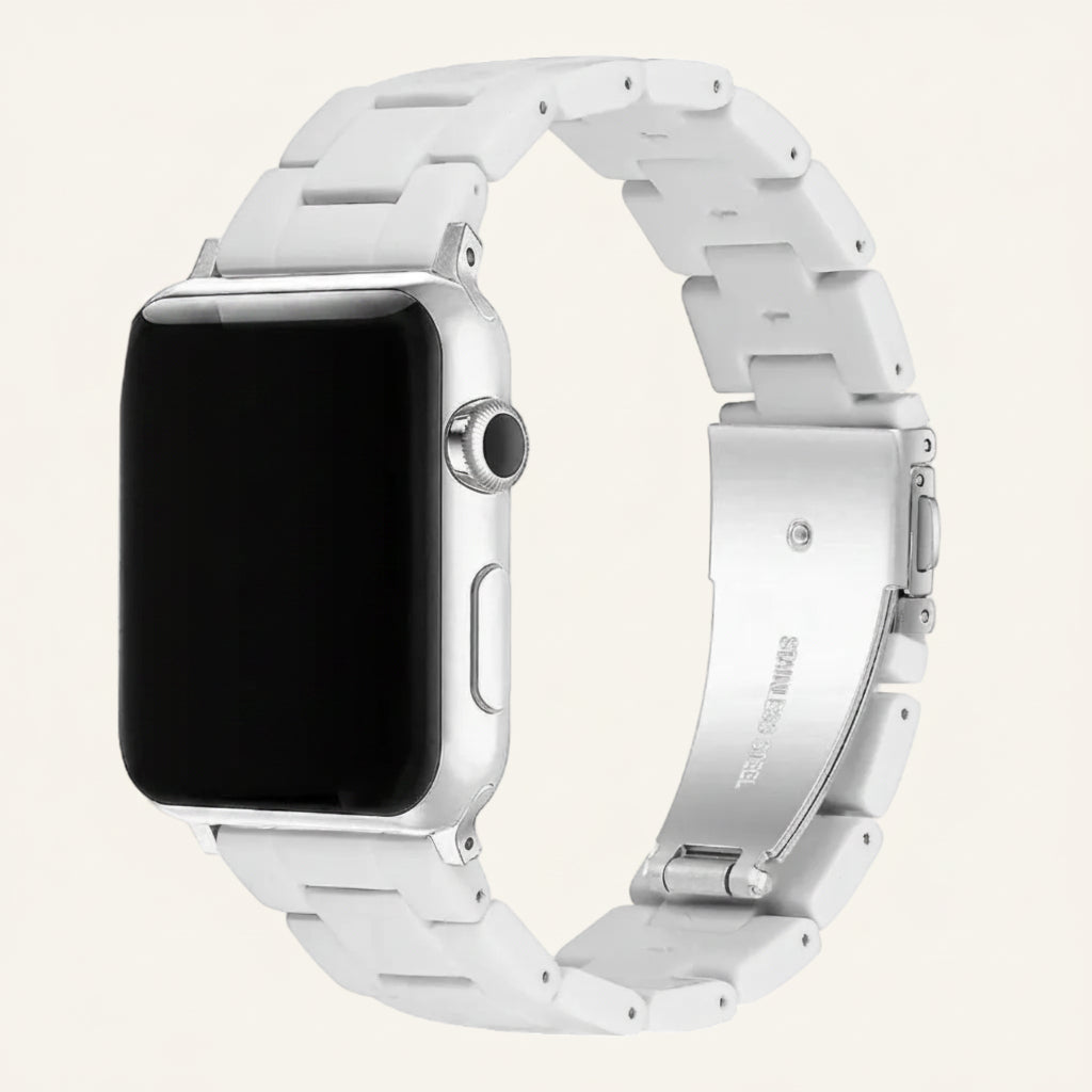 Bracelet Apple Watch résine trois brins porté au poignet femme