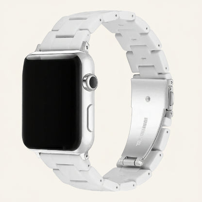 Bracelet Apple Watch résine trois brins porté au poignet femme