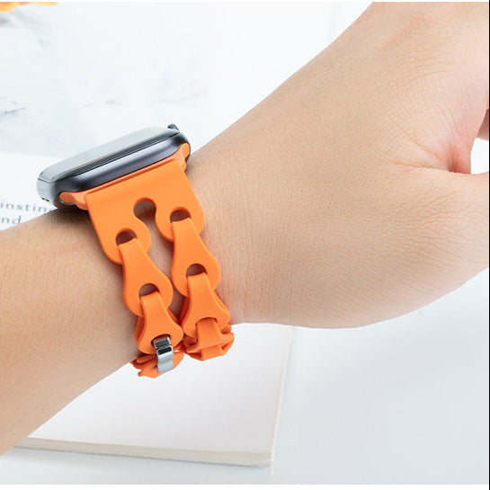Bracelet Apple Watch silicone ajouré porté au poignet femme