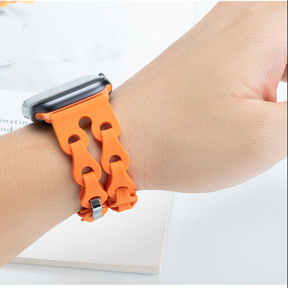 Bracelet Apple Watch silicone ajouré porté au poignet femme