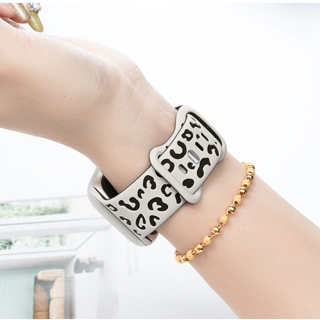 Bracelet Apple Watch silicone bicolore porté au poignet