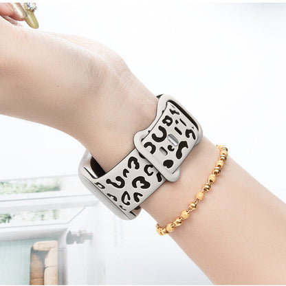 Bracelet Apple Watch silicone bicolore porté au poignet