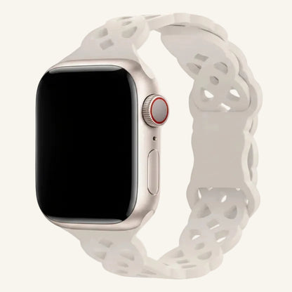Bracelet Apple Watch silicone dentelle porté au poignet femme