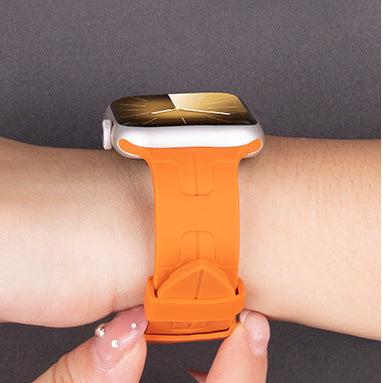 Bracelet Apple Watch silicone motif H porté au poignet