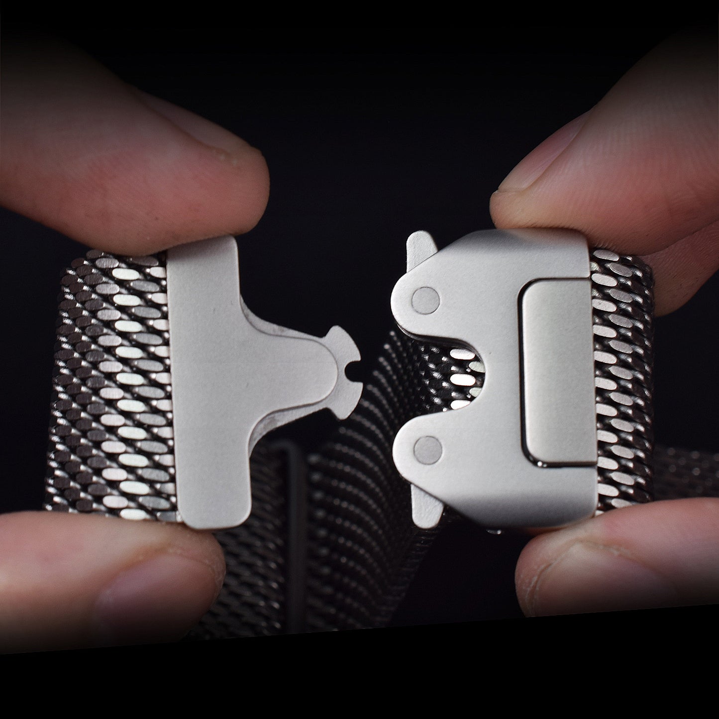 Fermeture réglable du bracelet Apple Watch titane maille milanaise