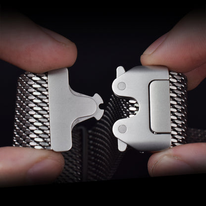 Fermeture réglable du bracelet Apple Watch titane maille milanaise