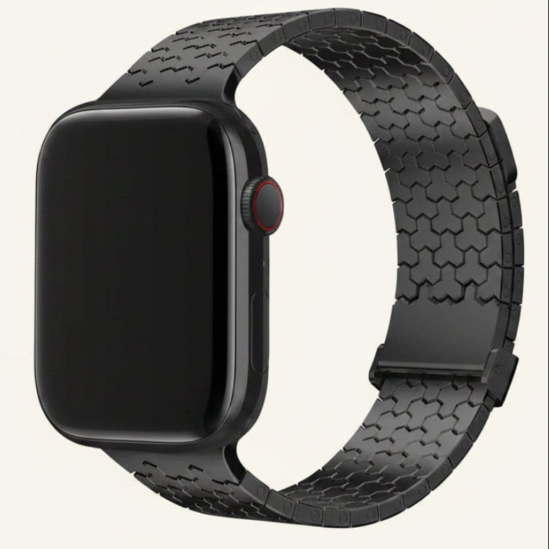 Gros plan sur le fermoir magnétique du bracelet Apple Watch acier