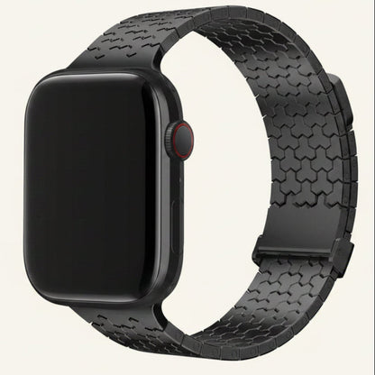 Gros plan sur le fermoir magnétique du bracelet Apple Watch acier