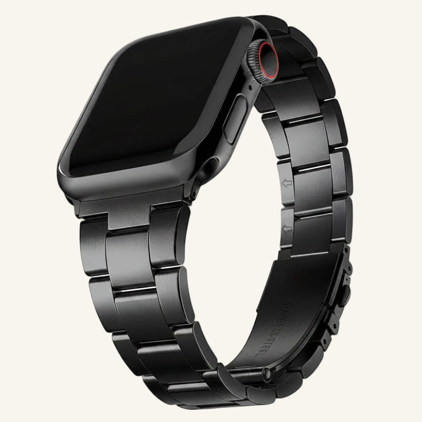 Gros plan sur les maillons acier amovibles du bracelet Apple Watch