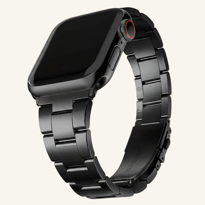 Gros plan sur les maillons acier amovibles du bracelet Apple Watch