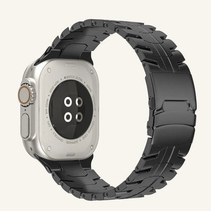 Gros plan sur les maillons métalliques du bracelet Apple Watch Le Colosse